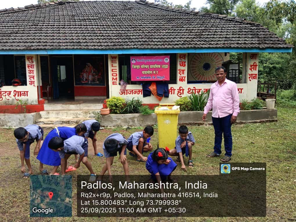 पाडलो स शाळा नं १ परीसर स्वच्छता करताना विदयार्थी